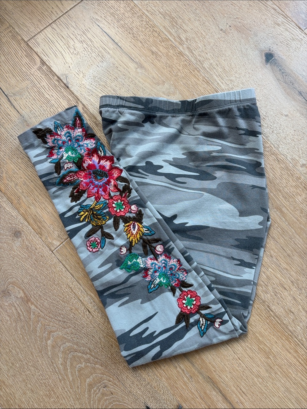 Johnny Was JW Los Angeles Camo Embroidered Leggings Sz S